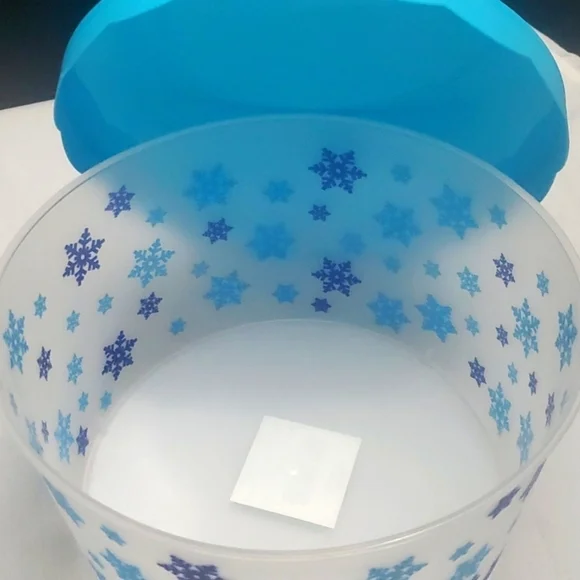 Christmas Holiday Plastic Treat Containers- Set of 2 - Picture 2 of 3